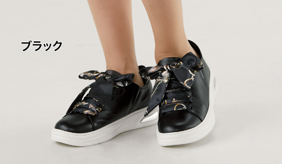 〈ミスキョウコ〉 4Eスカーフリボンスニーカーのブラック